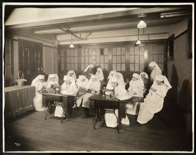 Vrouwen in witte overhemden, in een naailes, vermoedelijk tijdens of in verband met de Eerste Wereldoorlog, New York, c.1920 door Byron Company